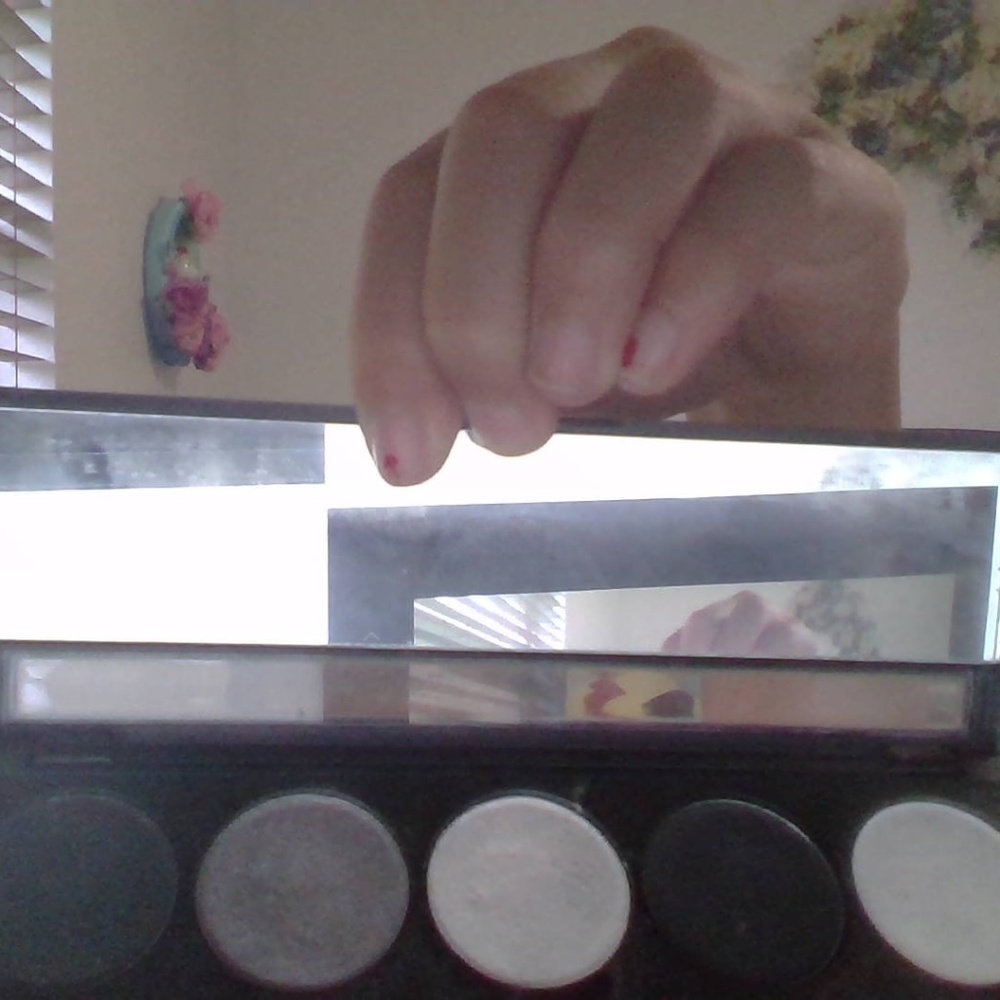 eyeshadow - Picture 2 of 2